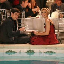 Seth (Adam Brody) e Anna (Samaire Armstrong) a bordo piscina in La festa di tutti di The O.C.