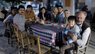 Una sequenza del film Almanya - Willkommen in Deutschland, di Yasemin Samdereli