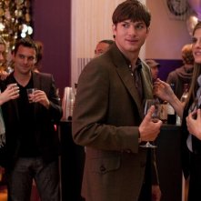 Ashton Kutcher con Lake Bell in una scena della commedia No Strings Attached