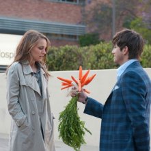 Ashton Kutcher e Natalie Portman in una scena della commedia No Strings Attached