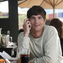Ashton Kutcher in un'immagine della commedia No Strings Attached