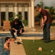 B. McKenzie si allena a golf in compagnia di A. Brody e P. Gallagher in: Sul campo da golf di The O.C.
