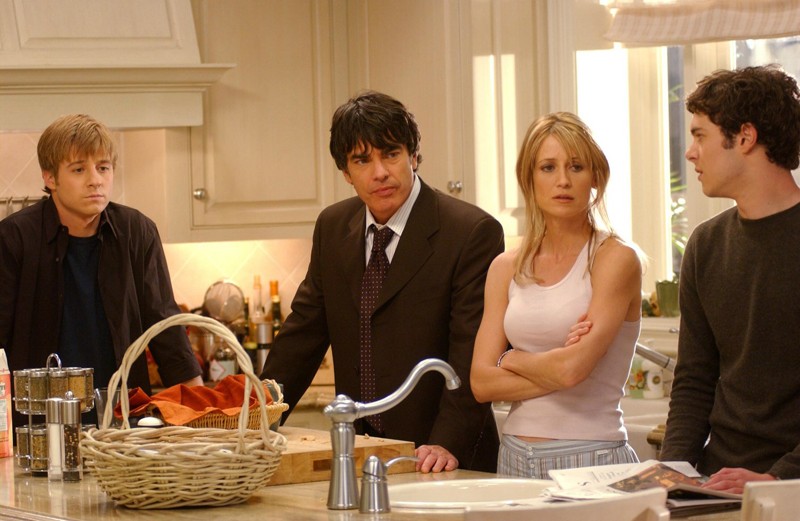 Peter Gallagher, Ben McKenzie, Kelly Rowan e Adam Brody in The O.C.