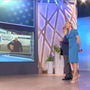 Federica Panicucci in onda su Canale 5 con un abito di Giò Guerreri.