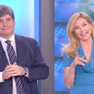 Federica Panicucci in onda su Canale 5 con un abito firmato da Giò Guerreri.
