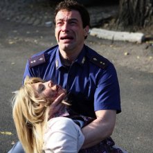 Gedeon Burkhard e Giuditta Pasquinelli in una drammatica scena di Caccia al re - La narcotici