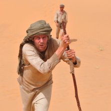 Jim Sturgess in un'immagine drammatica di The Way Back