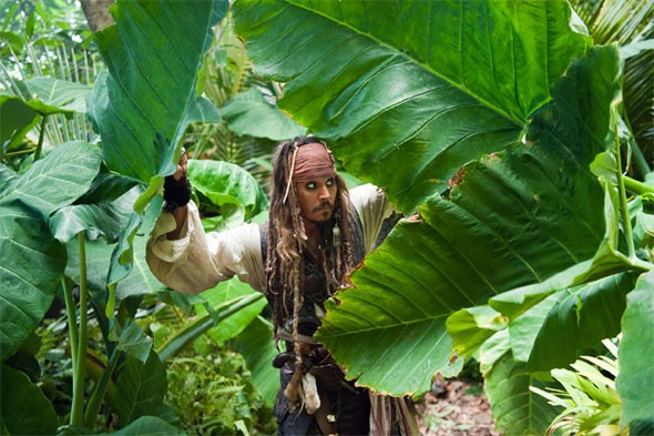 Johnny depp immerso nel lussureggiante fogliame hawaiano in Pirati dei Caraibi: Oltre i confini del mare