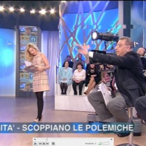La Panicucci in onda su Canale 5 con un abito firmato da Giò Guerreri.
