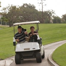Luke (Chris Carmack) e Ryan (Benjamin McKenzie) su un Golf cart nell'episodio Sul campo da golf di The O.C.