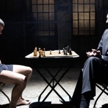 Mario Casas in una sequenza del film Carne de neón