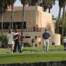 Marissa (M. Barton), Ryan (B. McKenzie) e Luke (C. Carmack) al Golf Club nell'episodio Sul campo da golf di The O.C.