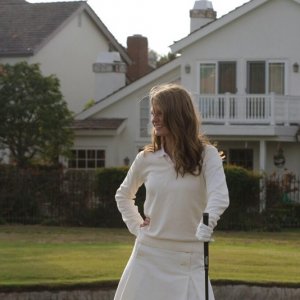 Marissa (Mischa Barton) al Golf Club nell'episodio Sul campo da golf di The O.C.