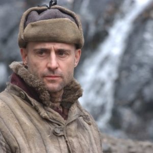 Mark Strong nel film The Way Back
