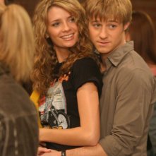 Mischa Barton e Benjamin McKenzie in un momento dell'episodio Il terzo incomodo di The O.C.