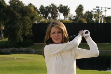 Mischa Barton sul campo da golf dell'episodio Sul campo da golf di The O.C.
