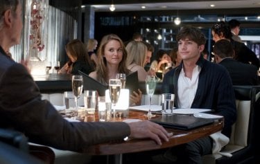 Natalie Portman con Ashton Kutcher nella commedia No Strings Attached