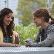 Olivia Thirlby e Natalie Portman nella commedia No Strings Attached