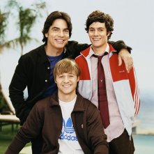 Peter Gallagher, Adam Brody e Benjamin McKenzie in un'immagine promo di The O.C.
