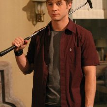 Ryan (Benjamin McKenzie) armato di mazza da golf nell'episodio Sul campo da golf di The O.C.