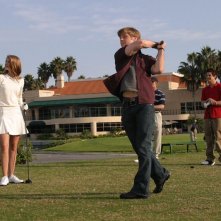 Ryan (Benjamin McKenzie) durante un lancio nell'episodio Sul campo da golf di The O.C.