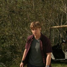 Ryan (Benjamin McKenzie) piuttosto irritato nell'episodio Sul campo da golf di The O.C.