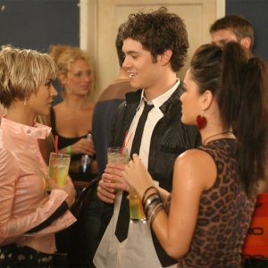 Seth (Adam Brody) in mezzo alle sue ragazze (Samaire Armstrong e Rachel Bilson) in Il terzo incomodo di The O.C.