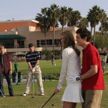T. Handley aiuta M. Barton sotto lo sguardo di B. McKenzie e C. Carmack in: Sul campo da golf di The O.C.