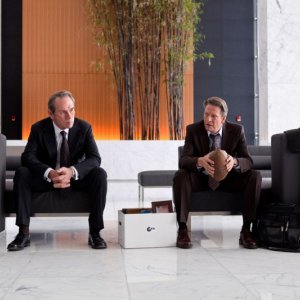 Tommy Lee Jones con Chris Cooper in una scena del film The Company Men