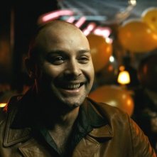 Un sorridente Vicente Romero nel film Carne de neón