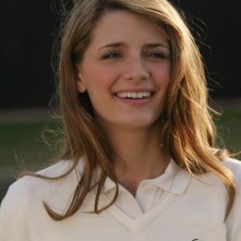 Una sorridente Marissa (Mischa Barton) nella puntata Sul campo da golf di The O.C.