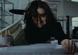 Margot Kidder in una scena del film di Brian De Palma Le due sorelle