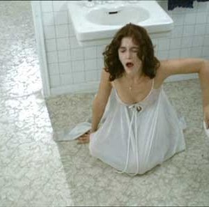 Margot Kidder in una scena del film Le due sorelle