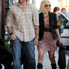 Tori Spelling e il marito durante le riprese del loro nuovo reality show 'Tori and Den's sTORIbook Weddings'