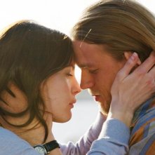 Una romantica immagine di Patrick Wilson e Liv Tyler in The Ledge