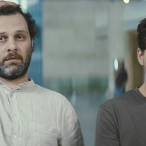 Fatih Al, Ilker Aksum in una scena del film Our Grand Despair (Bizim Büyük Çaresizliğimiz)