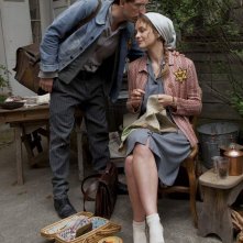 Gad Elmaleh e Raphaëlle Agogué in una scena del film Vento di primavera