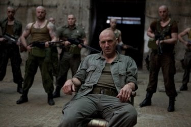 Ralph Fiennes in una scena di Coriolanus