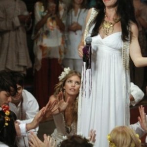AnnaLynne McCord e Claudia Black in una scena dell'episodio All About a Boy di 90210