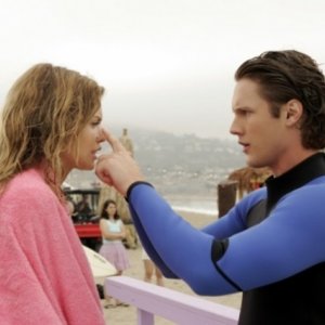AnnaLynne McCord e Zachary Abel nell'episodio Best Lei'd Plans di 90210
