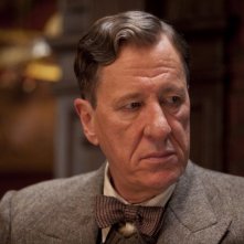Geoffrey Rush in un primo piano tratto dal film The King's Speech
