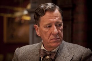 Geoffrey Rush in un primo piano tratto dal film The King's Speech