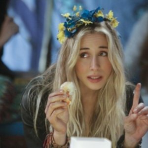 Gillian Zinser in una scena dell'episodio All About a Boy di 90210