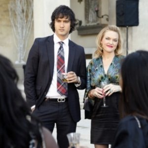 Michael Steger ed Elaine Hendrix nell'episodio Holiday Madness di 90210