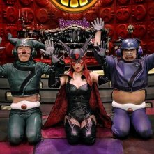 Miss Dronio (Kyoko Fukada) tra i suoi aiutanti nel film Yattaman