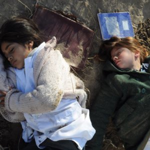 Paula Galinelli Hertzog e Sharon Herrera nel film El Premio (2011)