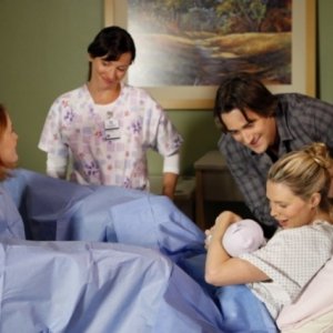 Rebecca Tilney, Jessica Manuel, Ryan Eggold e Sara Foster nell'episodio Catch Me If You Cannon di 90210
