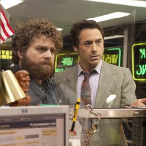Robert Downey Jr con Zach Galifianakis in una sequenza del road movie Due Date