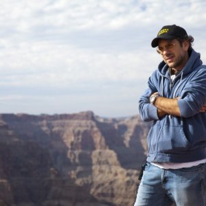 Todd Phillips durante le riprese del road movie Due Date