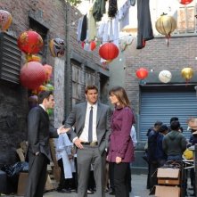 David Boreanaz e Emily Deschanel e Mark Famiglietti nell'episodio The Body in the Bag di Bones